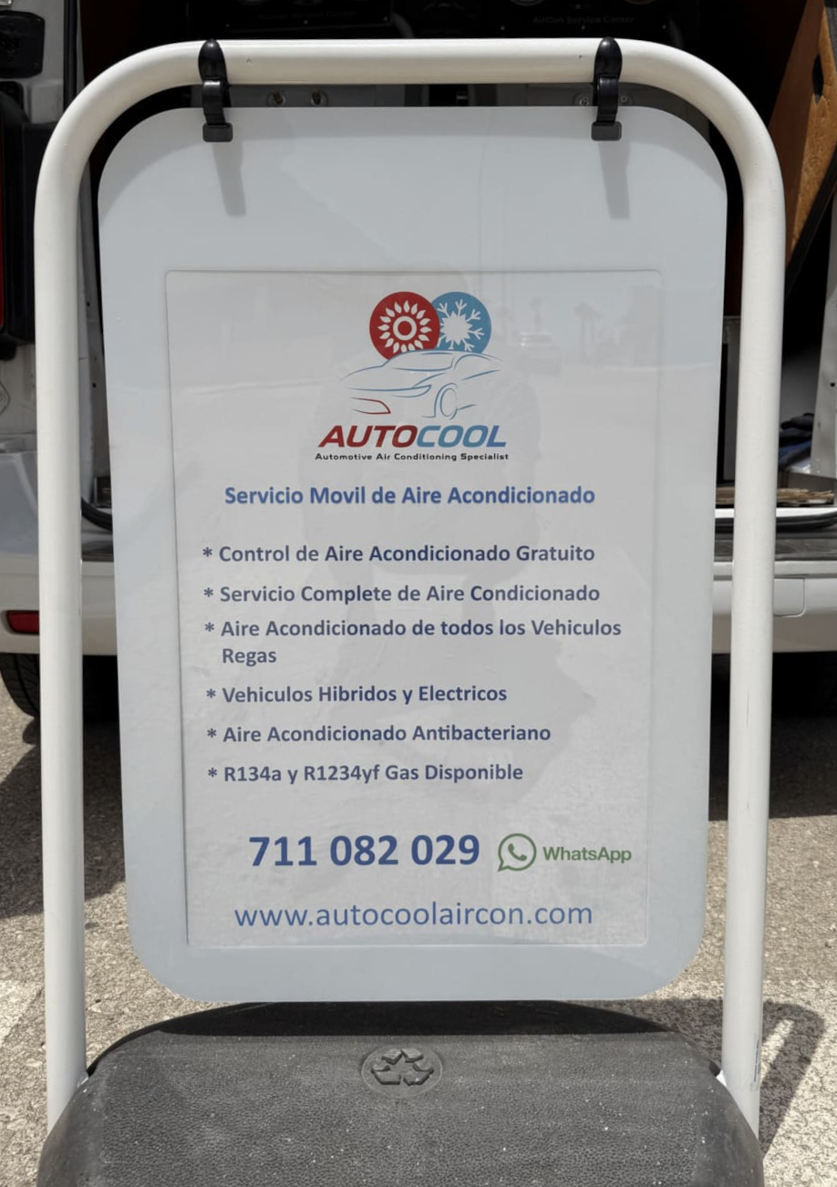 Cartel de servicios y contacto de Autocool Aircon