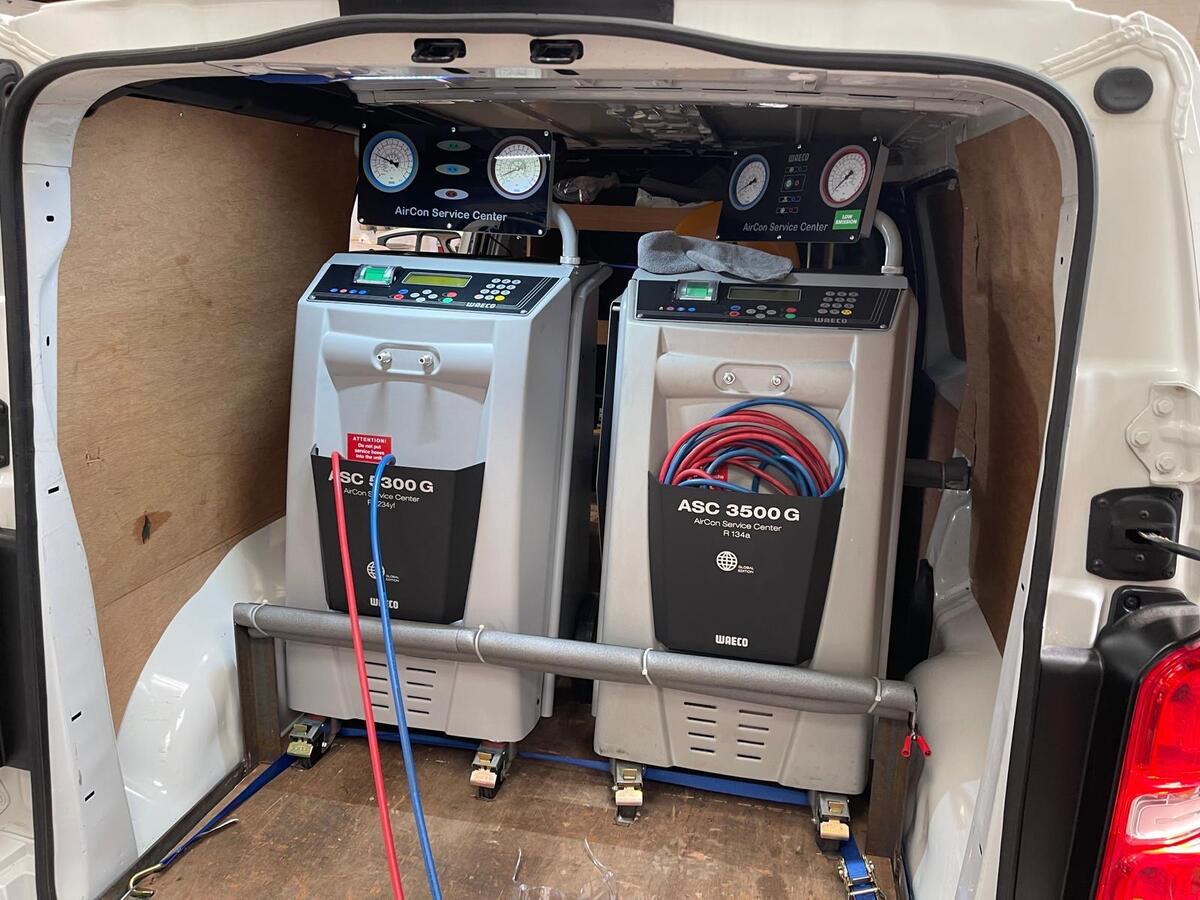WAECO regas machine connected to a car air conditioning system